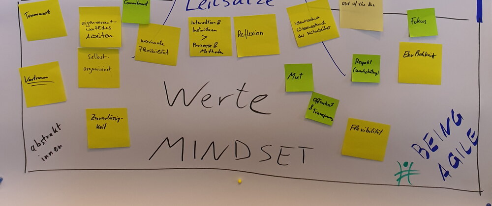 Ein Bildausschnitt: Das Erdreich eines skizzierten Baumes, mit Post-Its und der Beschriftung "Werte, Mindset"